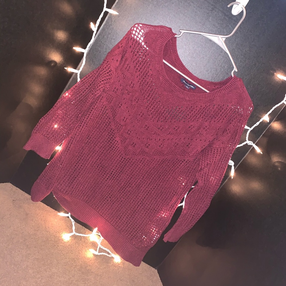 Lose-knit maroon sweater